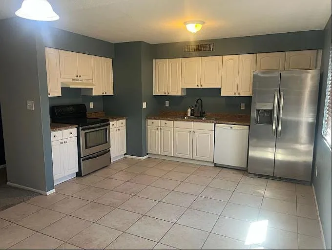 4 bed, 2.0 bath, 1400 sqft, $923 — Photo 3