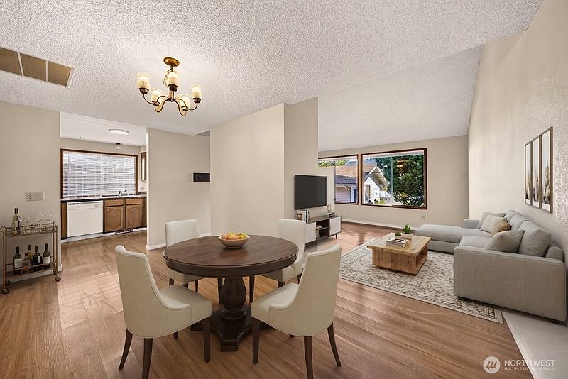 5th image of 2214 E Fulton