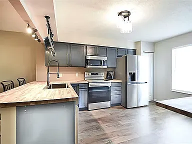 1210 Canterbury Dr — Photo 2