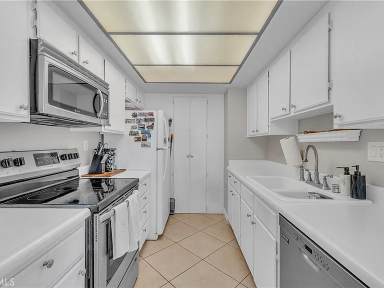 18408 Hatteras St #44 — Photo 13