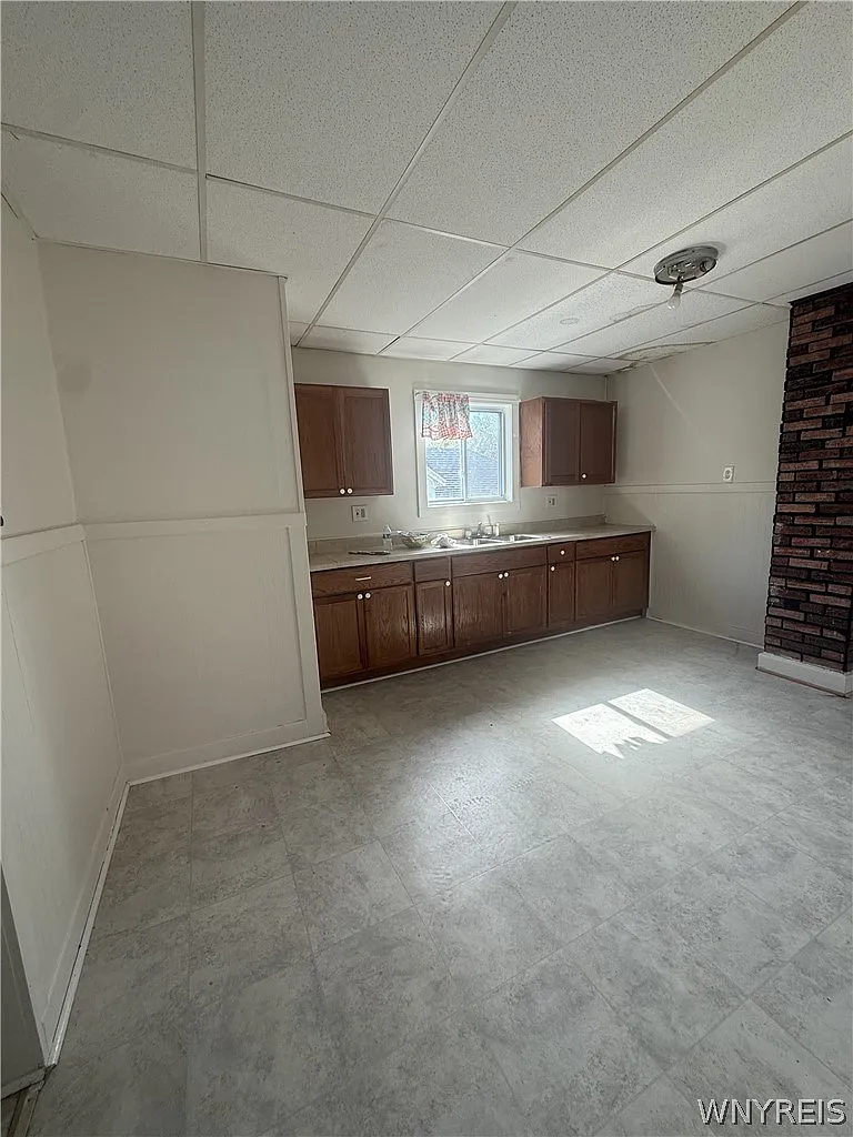 3 bed, 1.0 bath, 2459 sqft, $1,300 — Photo 2