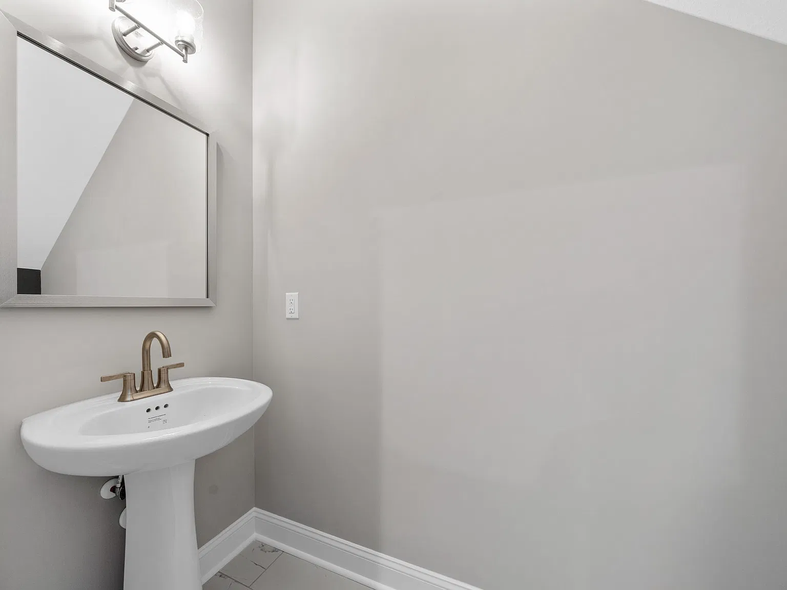 2 bed, 2.5 bath, 1032 sqft, $1,200 — Photo 2