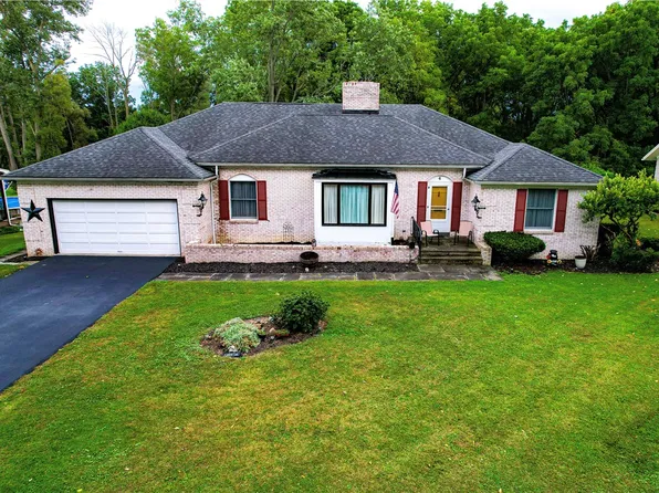 4 Garden Ln, Le Roy, NY 14482