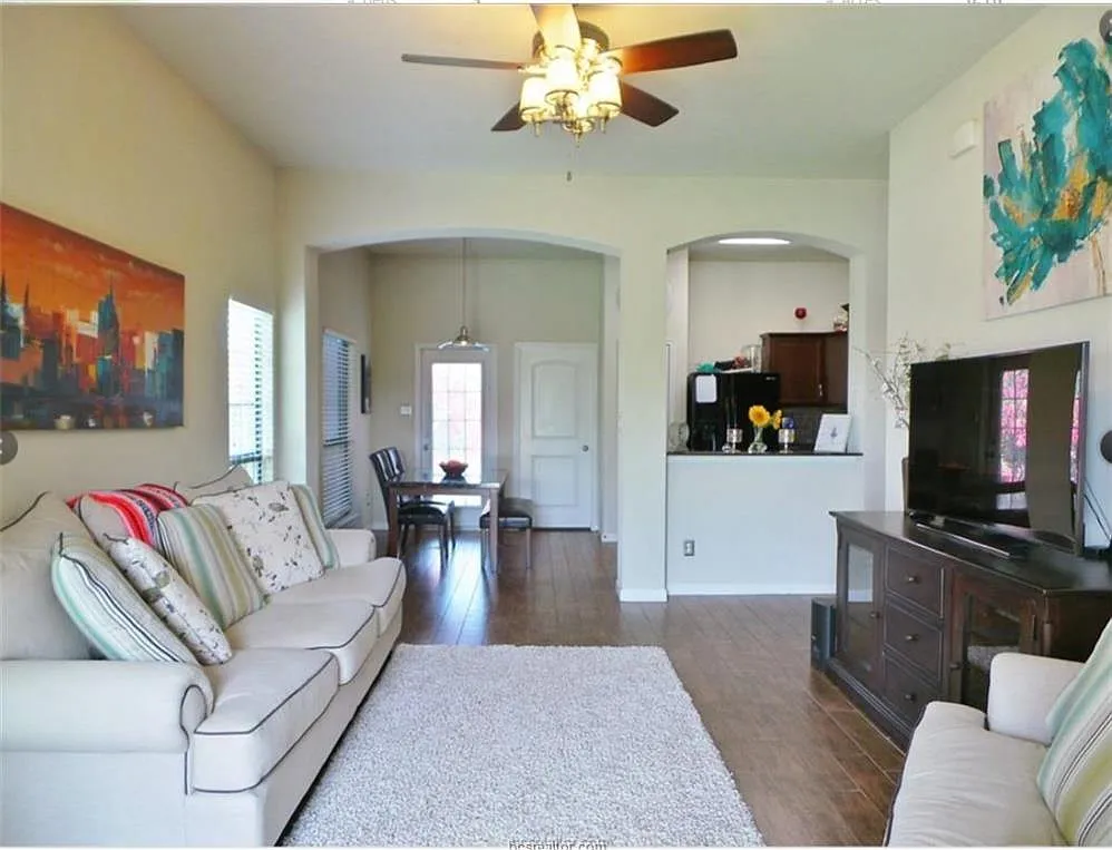 3 bed, 1192 sqft, $2,000 — Photo 2