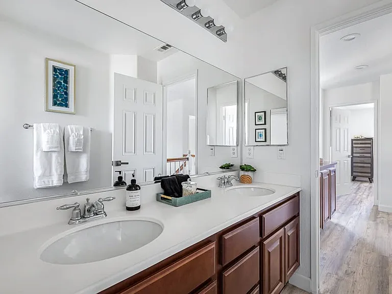 Del Lago Ct — Photo 23