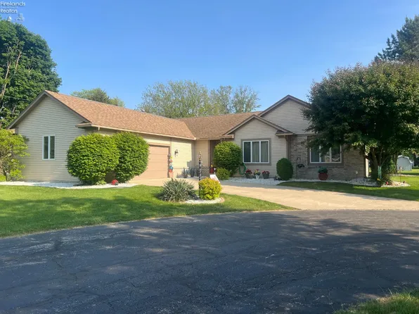 210 Briarwood Dr, Fremont, OH 43420