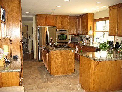 Spacious kitchen w/ eating nook, island