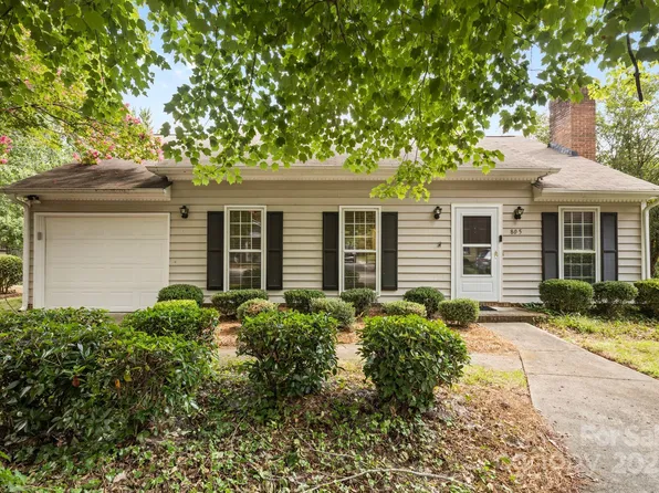 805 Bradford Woods Dr, Charlotte, NC 28209