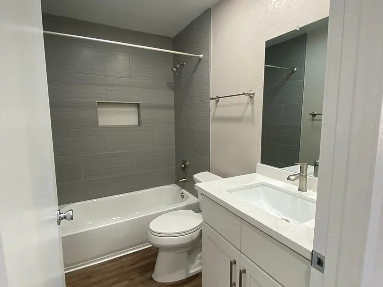 Los Olivos Apartments — Photo 7