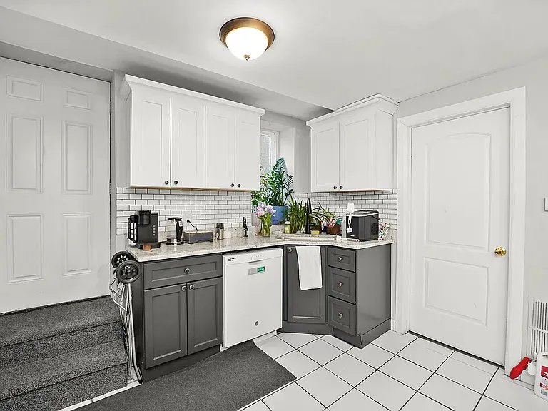 2058 W Erie St #G — Photo 10