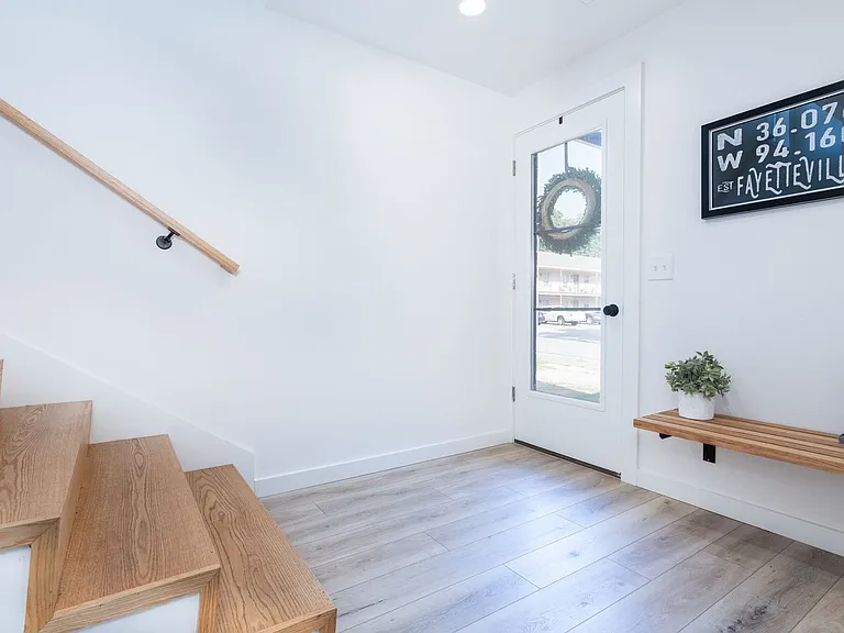 863 W Holly St — Photo 4