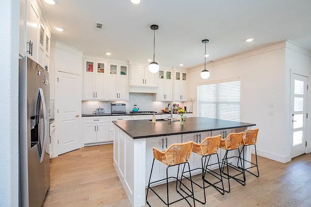 3 bed, 2284 sqft, $3,500 — Photo 2