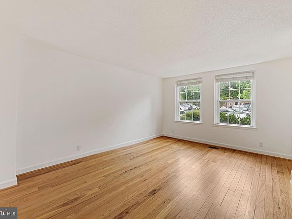5th image of 3025 S Columbus St