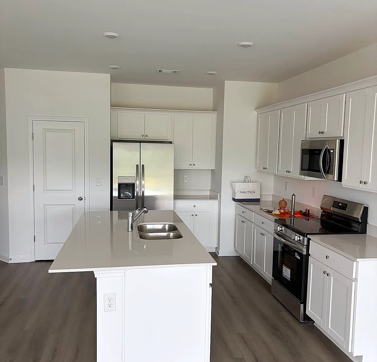 3 bed, 1815 sqft, $1,999 — Photo 2