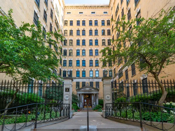 559 W Surf St APT 704, Chicago, IL 60657