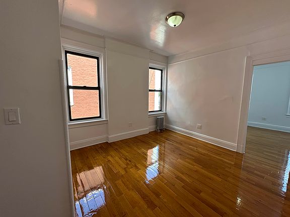 4th image of 10-09 34th Ave #11