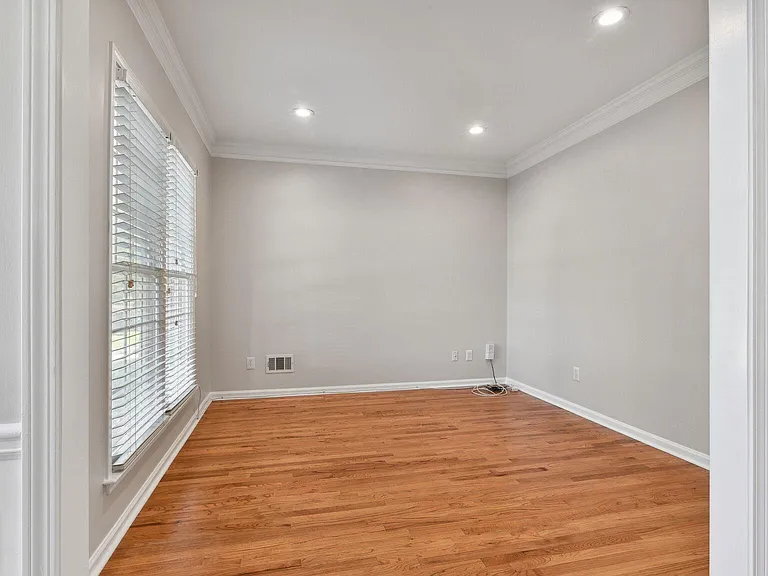 330 Winherst Ln — Photo 9