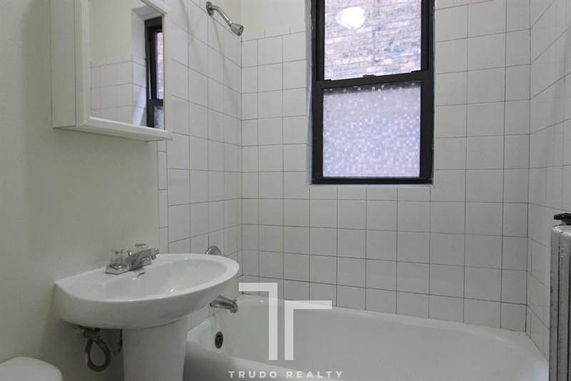 2nd image of 839 W Sheridan Rd APT 218