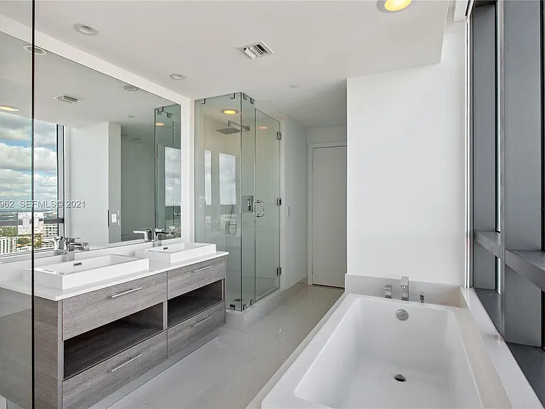 650 NE 32nd St #4000 — Photo 9