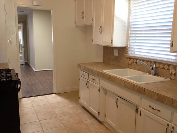Kitchen (view 1)