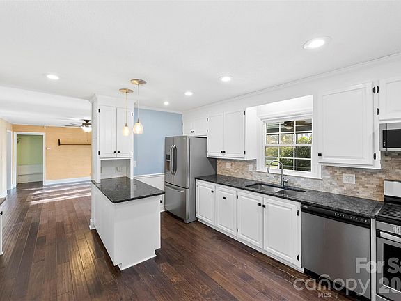 4th image of 501 Eastwood Dr