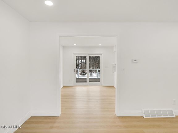 5th image of 1050 Laural Lane