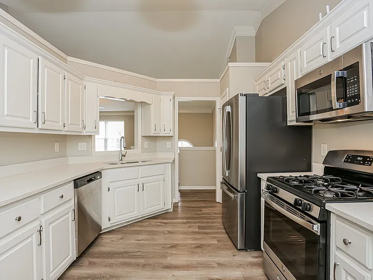 215 Ashland Manor Dr — Photo 8