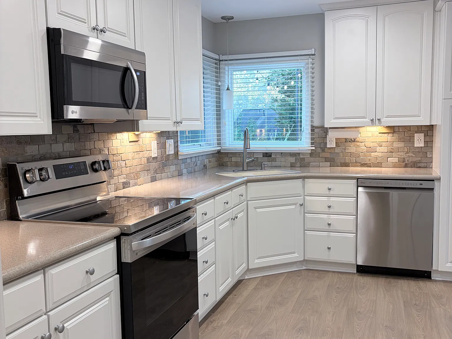 2 bed, 2.5 bath, 1300 sqft, $2,300 — Photo 4