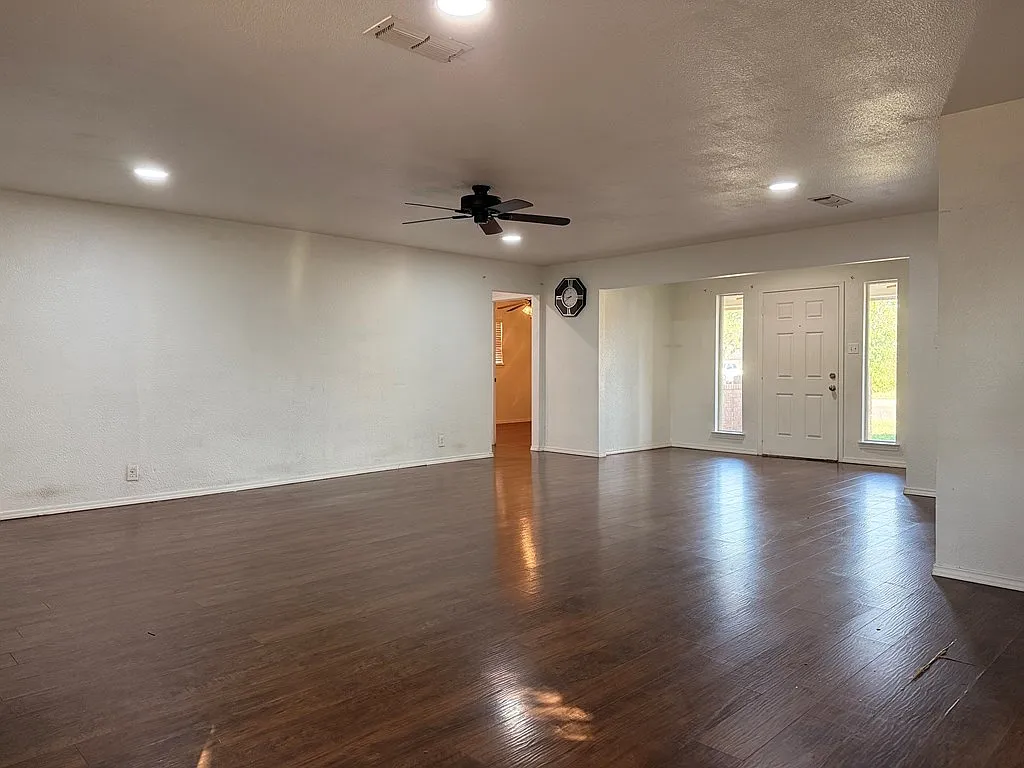 3 bed, 2.0 bath, 1613 sqft, $2,000 — Photo 4