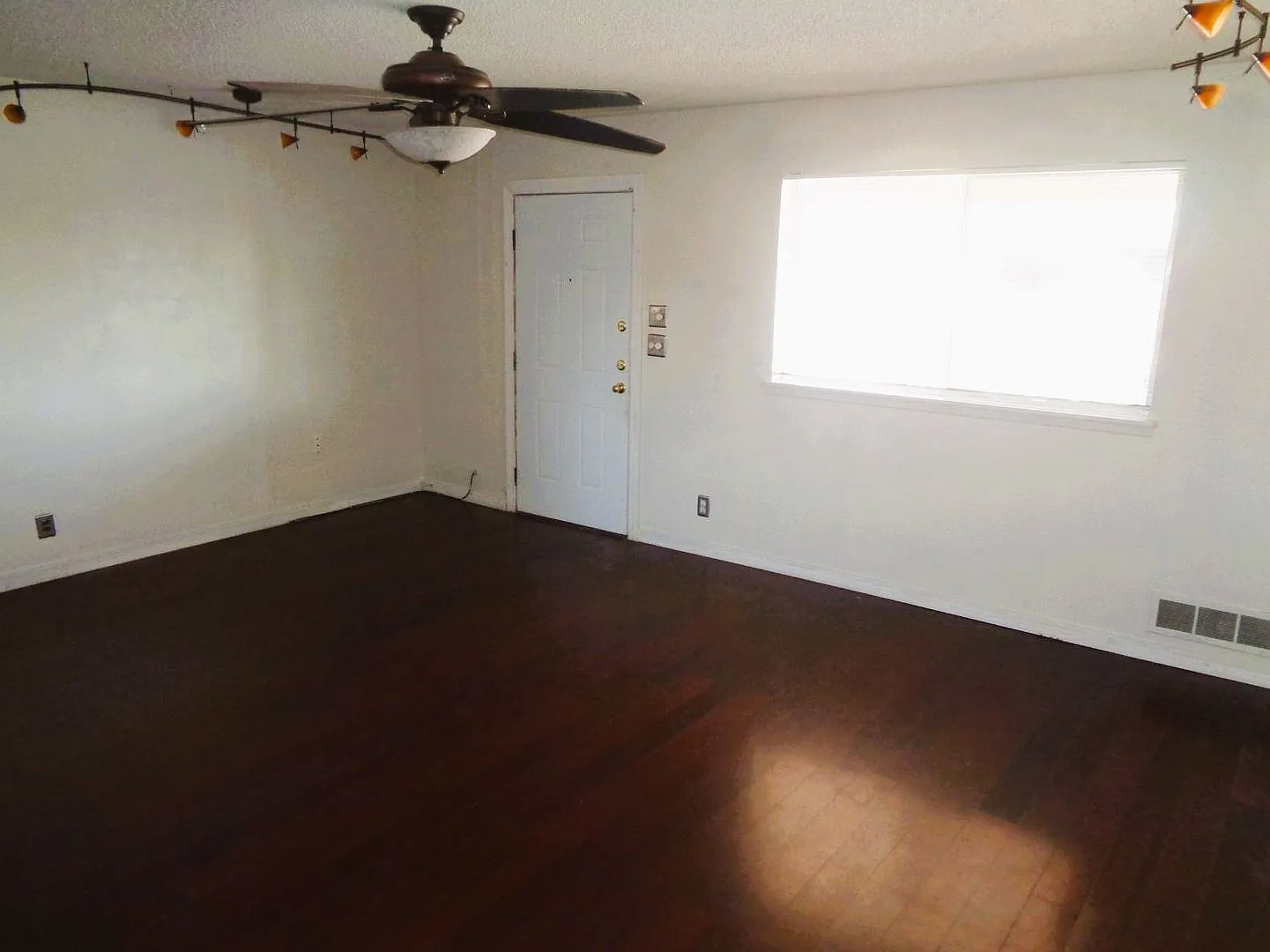 Adorable Single Level Northeast Home With Refrigerated Air Located In Quiet Neighborhood — Photo 4