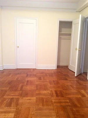 Rented by Siderow Residential Group | media 8