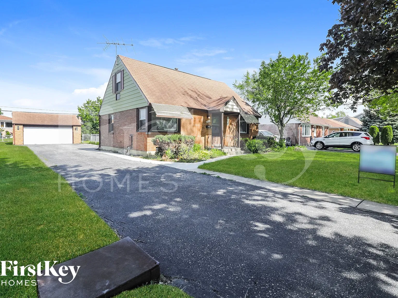 4 bed, 1.0 bath, 1200 sqft, $3,065 — Photo 2