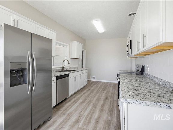 3rd image of 30013 Apple Valley Rd