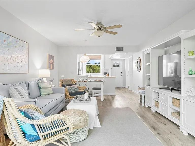 440 Palm Tree Dr — Photo 12