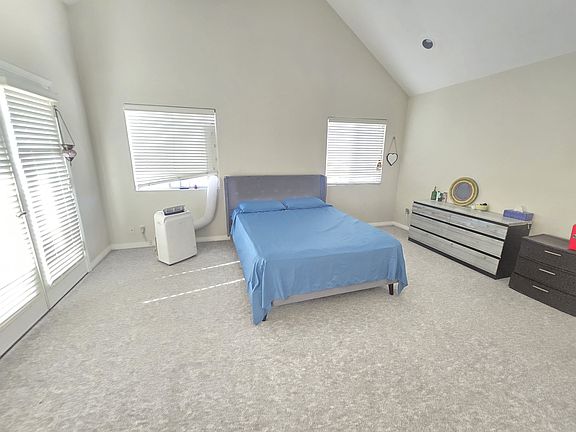 Master bedroom, Queen bed