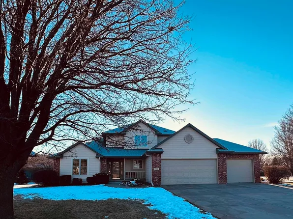 306 Meadowlark Cir, Hastings, NE 68901