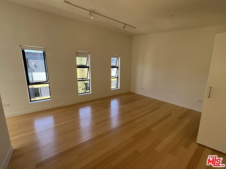 320 Indiana Ave #B — Photo 18