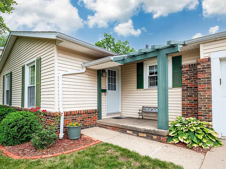 2405 W Carriage Ln — Photo 3