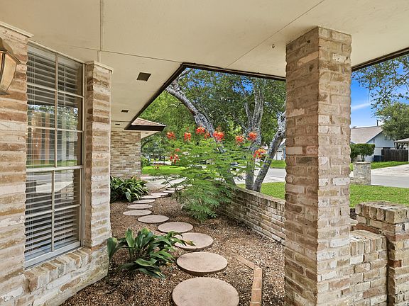 2nd image of 418 CRESTWIND DR