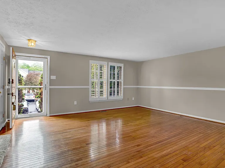 437 Ashton Ln — Photo 21