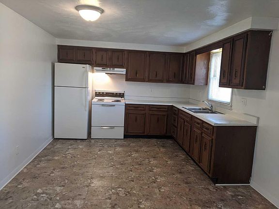 3rd image of 76 Kassel St