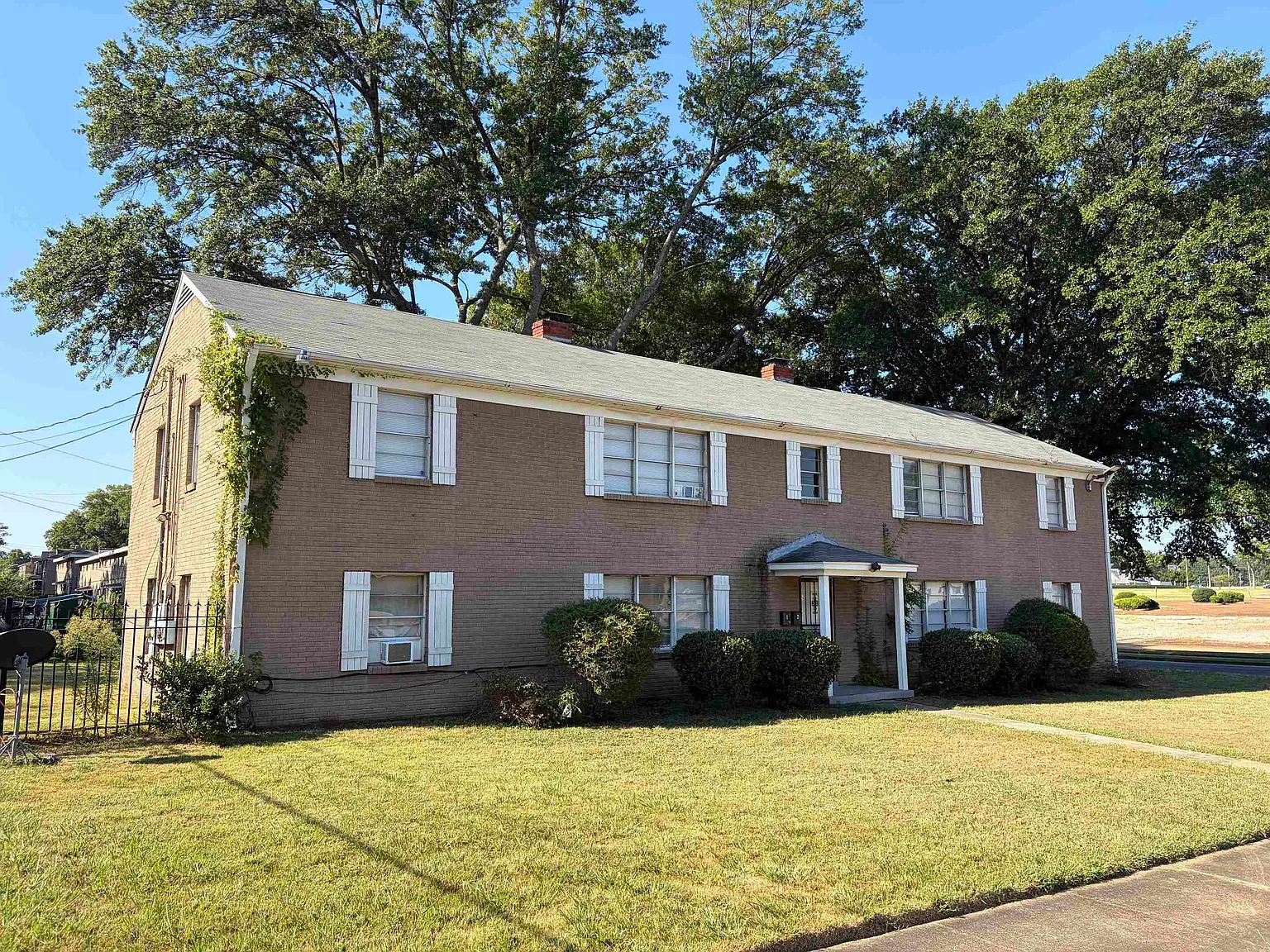 2 bed, 1.0 bath, 3684 sqft, $900 — Photo 2