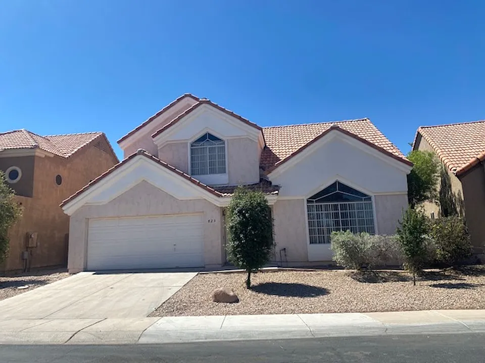 823 W Sherri Dr