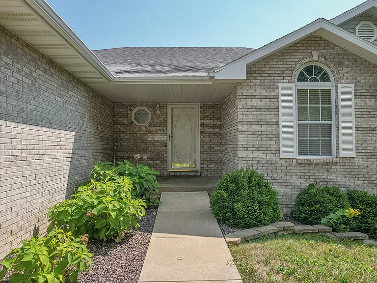 3725 Oxford Rd — Photo 1