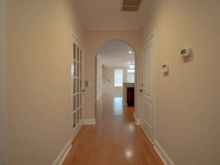 127 Ventura Pl — Photo 4