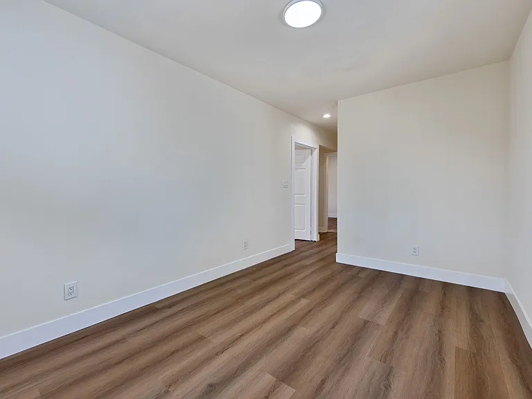 230 N Burlington Ave #1/2 — Photo 9