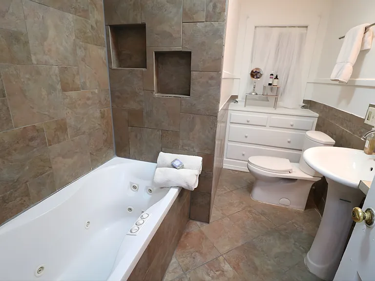 2725 Gold Ave — Photo 9