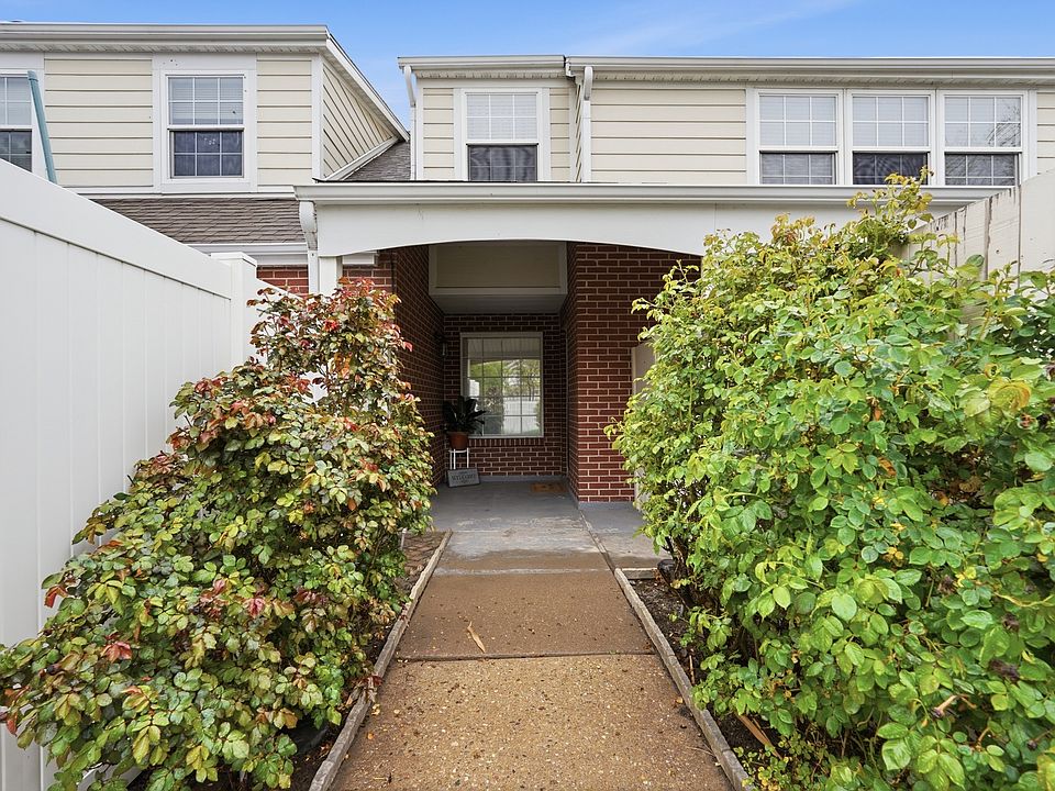 1st image of 271 Brookfield Ln
