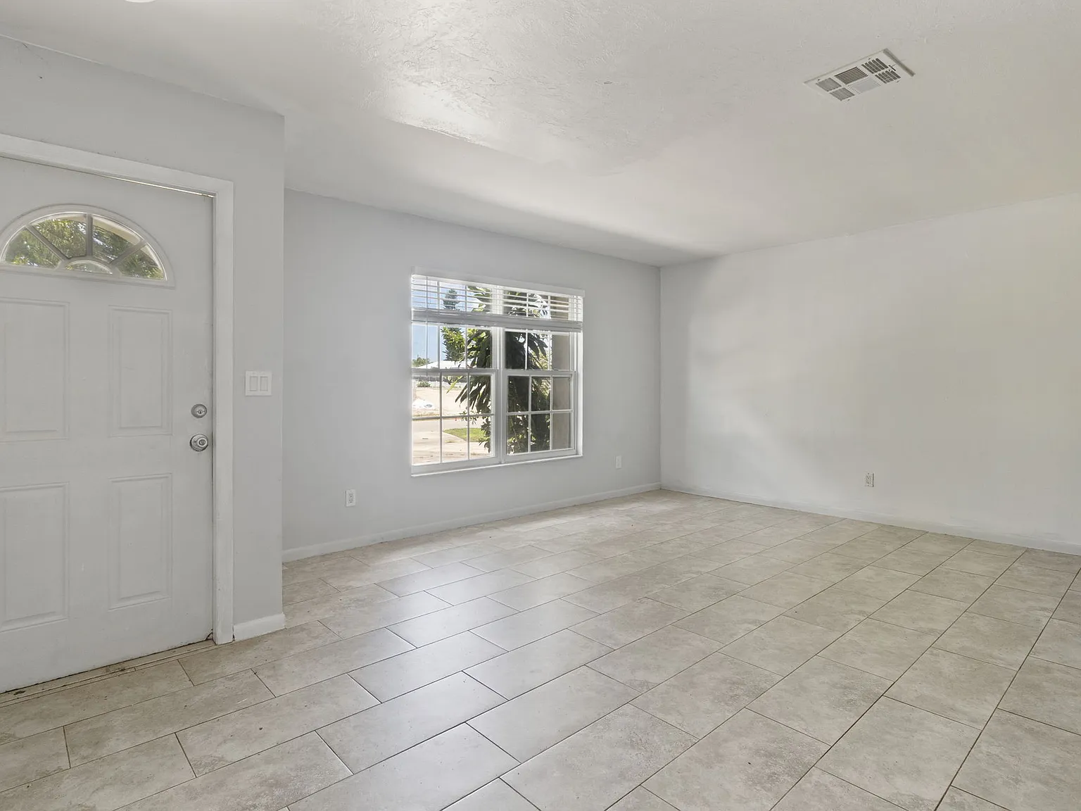 3 bed, 1163 sqft, $1,950 — Photo 3