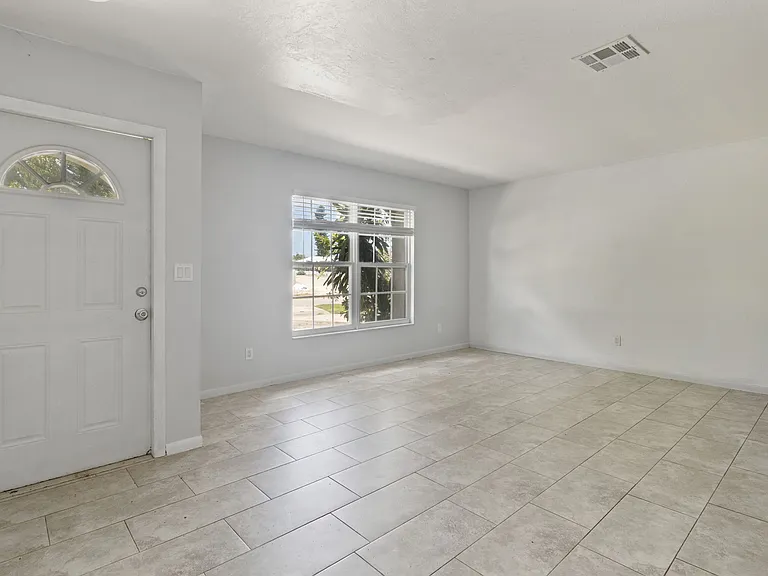 4305 SW Santa Barbara Pl — Photo 3